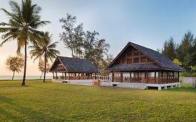 Le Menara Khao Lak beachfront Villa&Resort